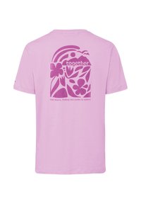 T-shirt lilas avec un graphisme violet sur le thème de la nature, montrant des fleurs, des feuilles, des montagnes, un arc-en-ciel, un oiseau, ainsi que le texte « ensemble » et « là-bas, à la découverte de nouveaux chemins dans la nature. »