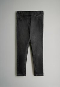 Černé džíny legíny s elastickým pasem, které mají simulované přední kapsy a hladký, texturovaný povrch. Bez viditelných zapínání.