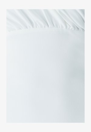Witte stof met een gladde textuur, voorzien van een geplooide elastische tailleband en een vloeiend ontwerp. Zacht, lichtgewicht materiaal.