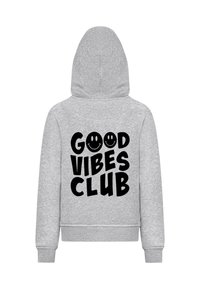 Šedá mikina s veľkým čiernym grafickým textom "GOOD VIBES CLUB" a dvoma usmievavými tvárami na chrbte. Materiál vyzerá mäkko a má voľný strih.