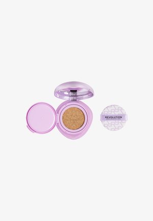 Fond de teint cushion lavande compact avec couvercle ouvert et éponge applicatrice ronde séparée affichant le nom de la marque Revolution.