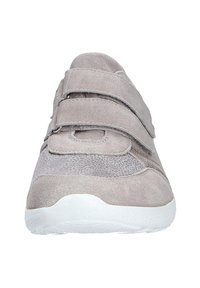 Baskets en suede gris avec deux straps Velcro ajustables, panneaux latéraux texturés, bout rond et semelle en caoutchouc blanche.