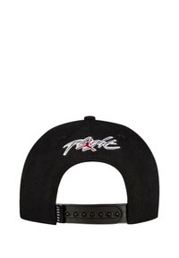 Gorra negra tipo snapback con visera curvada, que presenta texto bordado en blanco y rojo en la parte trasera; correa de plástico ajustable con múltiples posiciones de ajuste.