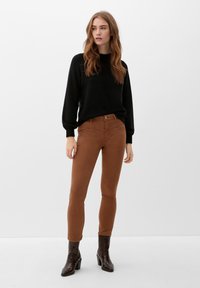 s.Oliver MIT SATTELBUND - Slim fit jeans - zimt