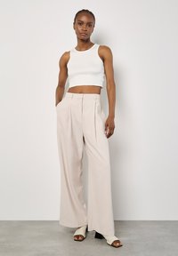 Apricot Top - white