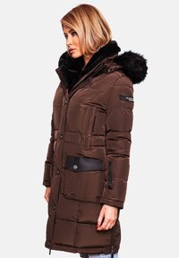 Geacă puf maro cu guler din blană sintetică, închidere cu fermoar și nasturi, multiple buzunare și un design matlasat. Include accente de feronerie negre.