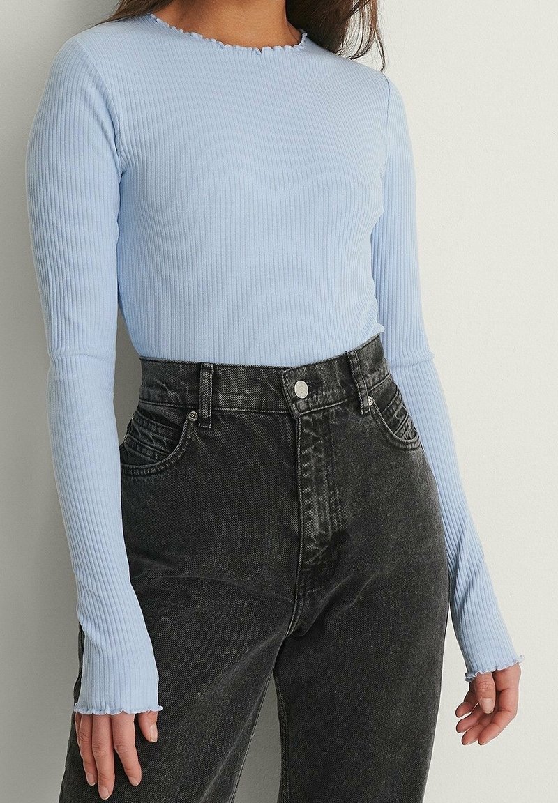 NA-KD Sweter