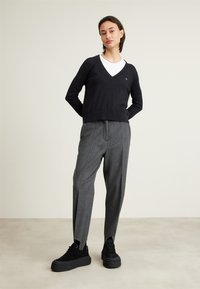 Tommy Jeans ESSENTIAL VNECK - Maglione - black