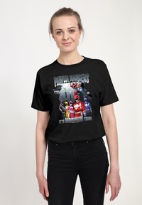 Zwarte t-shirt met een grafische print van Power Rangers in verschillende kleuren, met de tekst "Power Rangers Ik ben 40 Het is Morphin Tijd!" duidelijk weergegeven.
