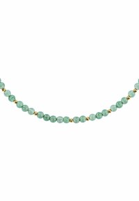 Collana di perline in pietra verde con separatori dorati; le perline tonde variano di tonalità, mostrando una superficie liscia e una dimensione costante.