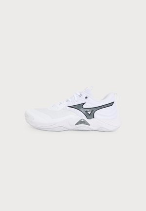 Pantof sport alb cu partea superioară din plasă, talpă groasă și logo negru asemănător unui swoosh pe lateral, văzut din profil pe un fundal simplu.