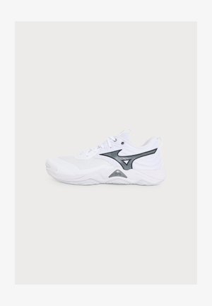 Pantof sport alb cu partea superioară din plasă, talpă groasă și logo negru asemănător unui swoosh pe lateral, văzut din profil pe un fundal simplu.