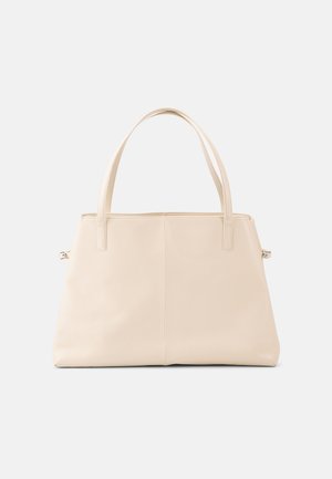 Krémová kožená taška na rameno s dvoma ramennými popruhmi a štruktúrovaným obdĺžnikovým tvarom, zobrazená na jednoduchom pozadí.