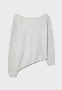 Pull tricot gris clair à manches longues et ourlet asymétrique, avec un large col bateau et des poignets côtelés.