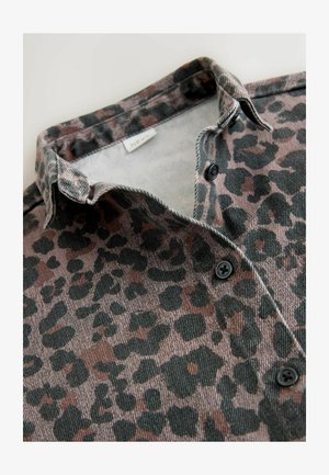 Koszula zapinana na guziki w panterkę z czarnymi guzikami i ostrym kołnierzykiem, ułożona płasko na białej powierzchni.