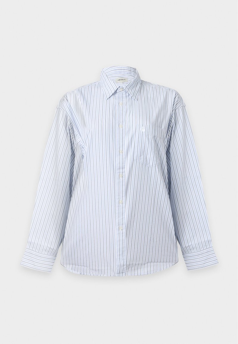 Camicia bianca a maniche lunghe con sottili righe verticali blu, chiusura con bottoni sul davanti, colletto e taschino sul petto su sfondo semplice.