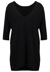 Svart V-ringad topp med trekvartsärmar, lös passform, mjuk textur och rundad nederkant. Inga synliga mönster eller dekorationer.