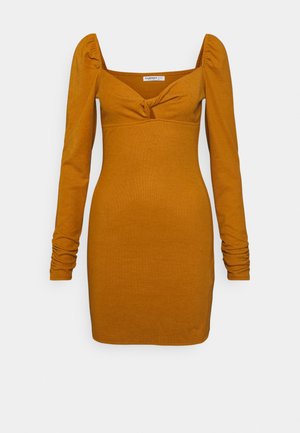 Vestido justo de cor mostarda com decote quadrado, mangas longas balonê e detalhe frontal torcido. Feito de um tecido suave e elástico.