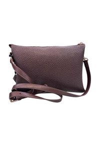 Borsa a tracolla in pelle marrone con superficie texturizzata, chiusura con zip e tracolla rimovibile. Design minimalista, forma rettangolare.