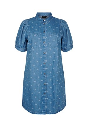 Robe chemise en jean avec manches courtes bouffantes, couleur bleu clair, motifs de cœurs, deux poches avant et fermeture par boutons sur le devant.