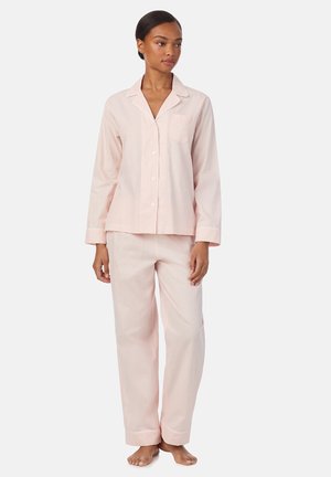 Ensemble de pyjama en coton rose clair avec un haut à manches longues boutonné comportant une poche, et un pantalon assorti à coupe droite avec des revers roulés.