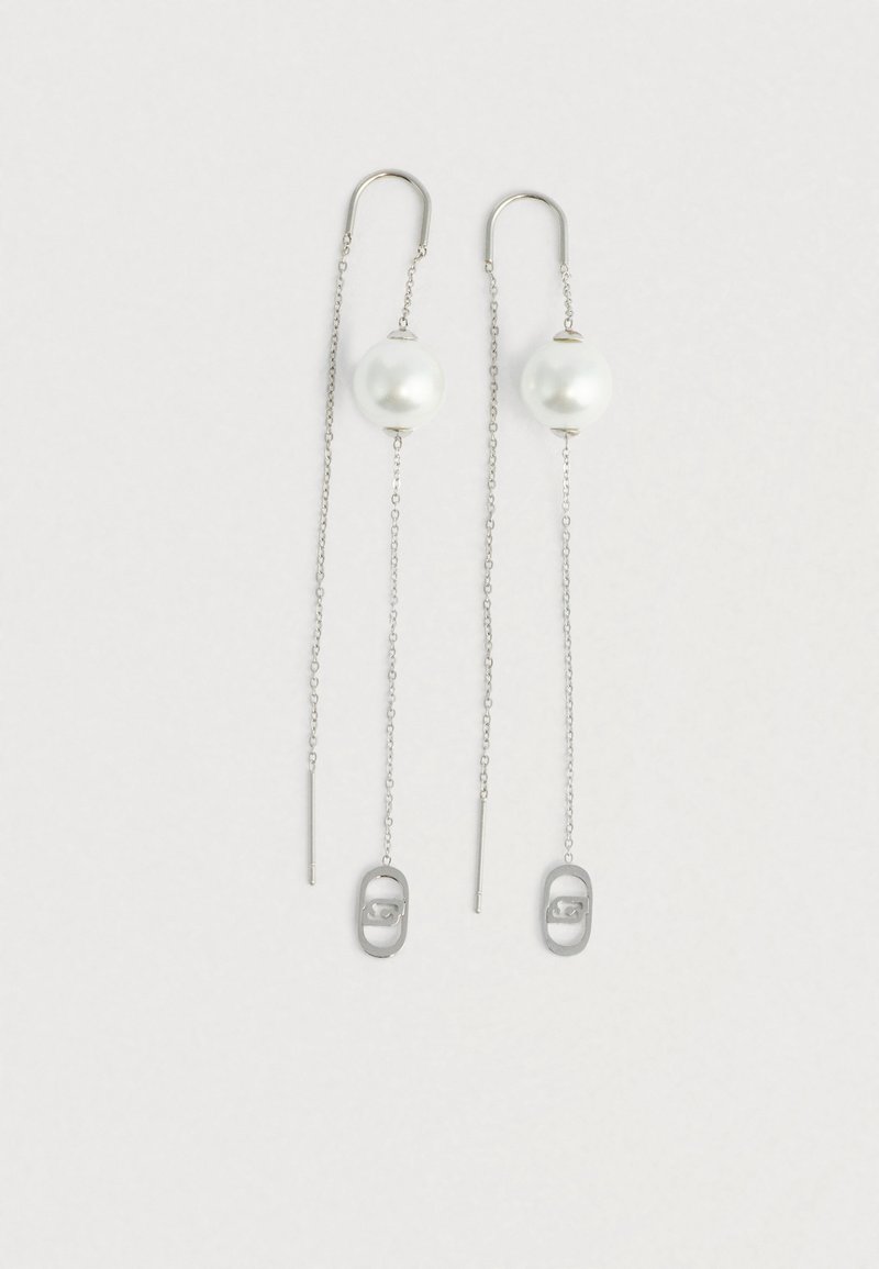 Ασημένια σκουλαρίκια με ένα λαμπερό λευκό πέρλα στην κορυφή, διαθέτουν μια μακριά αλυσίδα και μια μεταλλική λεπτομέρεια που μοιάζει με άνοιγμα κονσερβών στο κάτω μέρος.