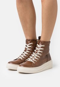 Marco Tozzi High-top trainers - cognac
