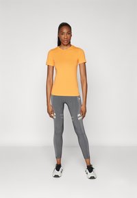 ONLY Play ONPMILA LIFE ON SLIM TEE  - Lihtne T-särk - tangerine
