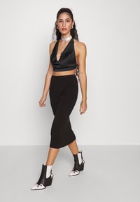 Vero Moda Petite VMKAREN ULLA HALTERNECK - Blusa - black