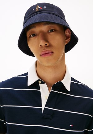 SEASONAL FLAG WASH BUCKET HAT - Hat - blue