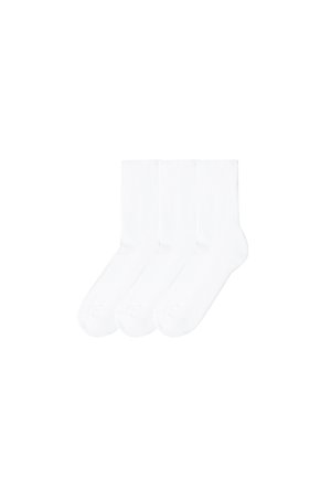 Drei Paar weiße Socken aus einer Baumwollmischung, mit geripptem Design und Knöchel-Länge, ausgestattet mit verstärkten Zehen.