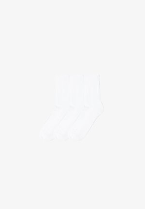 Drei Paar weiße Socken aus einer Baumwollmischung, mit geripptem Design und Knöchel-Länge, ausgestattet mit verstärkten Zehen.