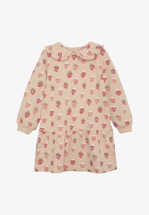 Vestido de manga larga en beige claro, con un cuello rizado y un estampado de fresas en rojo y verde. Falda acampanada con textura fruncida.