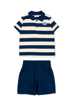 Completo per bambini con polo a righe orizzontali blu navy e bianco e pantaloncini blu navy tinta unita con tasche.