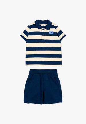 Completo per bambini con polo a righe orizzontali blu navy e bianco e pantaloncini blu navy tinta unita con tasche.