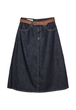 Temno modra denim A-linija krilo z sprednjimi žepi in rjavim usnjenim pasom, prikazano položno proti beli ozadju.