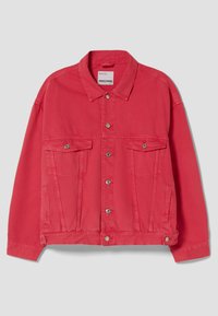 Czerwona dżinsowa kurtka z klasycznym kołnierzem, zapięciem na zatrzaski, dwiema kieszeniami na piersi i lekko skróconym krojem. Teksturowana tkanina, luźny fason.