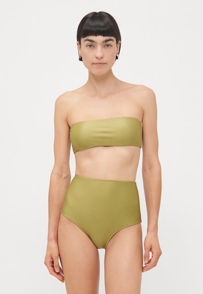 Olivenfarvet bandeau-bikinitop og højttaljede bikiniunderdel, begge lavet af glat, strækbart materiale med en ensfarvet og minimalistisk design.