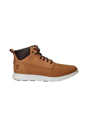 Bruine leren mid-top schoenen met een witte rubberen zool, voorzien van zes veterogen, een gewatteerde kraag en een logo op de hiel.