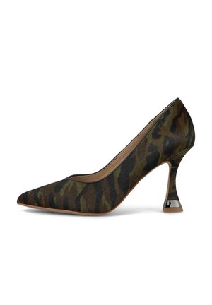 Pump con punta a forma di freccia in tessuto a motivo camouflage, con tacco nero curvo e un accento trasparente e finitura testurizzata.