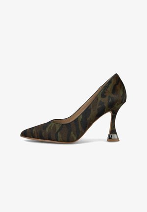 Escarpin à bout pointu en tissu à motif camouflage, présentant un talon noir incurvé avec un accent transparent et une finition texturée.