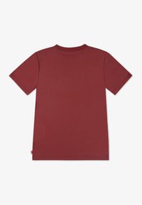 T-shirt color bordeaux, maniche corte, in cotone, collo rotondo, design semplice, orlo dritto, con un piccolo etichetta sul lato sinistro inferiore.