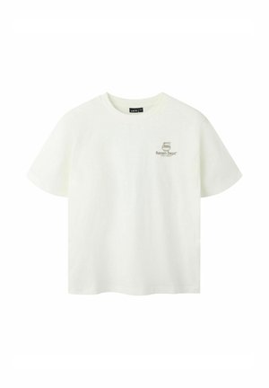 T-shirt blanc à manches courtes avec un petit logo brun de bol de ramen et le texte "Ramen Dept. Tokyo Japan" sur le haut gauche de la poitrine.