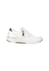 Witte sneaker met een gladde, synthetische bovenkant, metalen accenten, een ritssluiting en een gestructureerde zool. Heeft een ronde neus en contrasterende stiksel.