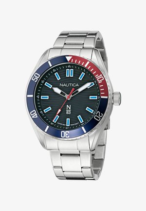 Nerūdijančio plieno laikrodis su juodu tekstūruotu ciferblatu, mėlynai raudonu bezeliu, švytinčiais valandų žymekliais ir reguliuojamu metaliniu apyrankiu.