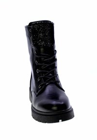 Stivale nero con lacci, caratterizzato da un esterno in pelle lucida e una parte superiore in tessuto effetto calza. Presenta una suola in gomma spessa e occhielli metallici.