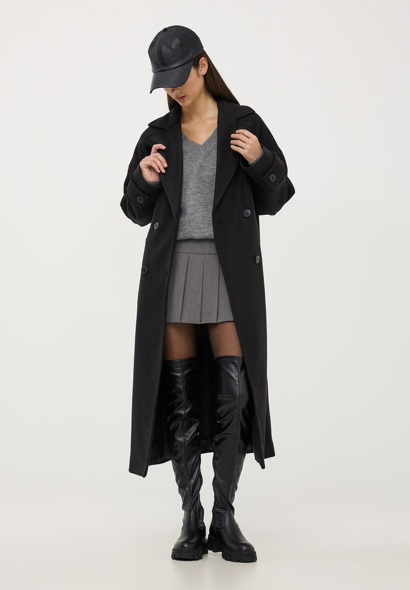 cappotto nero lungo con bottoni