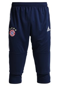 Pantalon de sport Adidas bleu marine avec le logo du FC Bayern Munich sur la cuisse gauche et le logo Adidas sur la cuisse droite, avec une ceinture élastique.