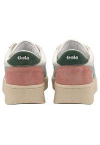 Baskets Gola avec une base blanche, des accents en suède vert et rose, et des semelles en caoutchouc beige texturé. Présente le logo Gola à l'arrière.