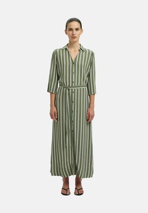 Robe longue rayée verte et blanche avec col, ouverture à boutons, manches trois-quarts et une ceinture assortie à la taille.